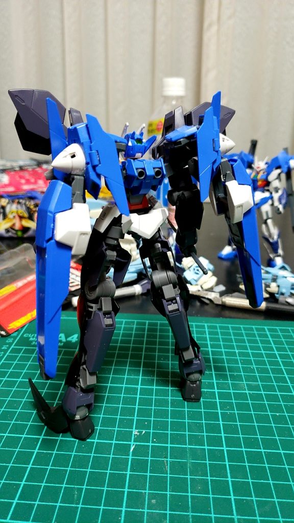 背部のスラスターです。ダブルオーダイバーのGNドライブに穴を開けてダッシュパーツのジョイントが接続出来るように加工しました。