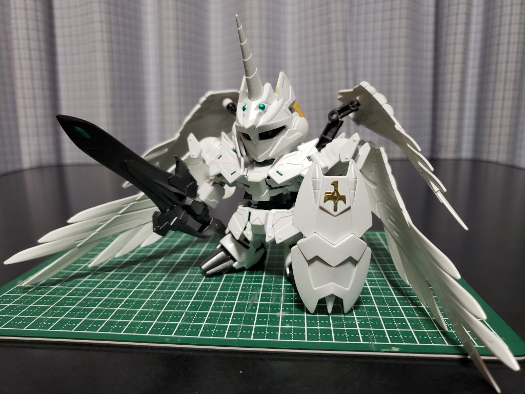 白を基調としてます。武装はマグナムソードとシールドのみ。背部にはEXスタンダードとHGシリーズのゼロカスタムの羽計6枚を付けてます。
胸部はSDのFAユニコーンのものを使っています。
