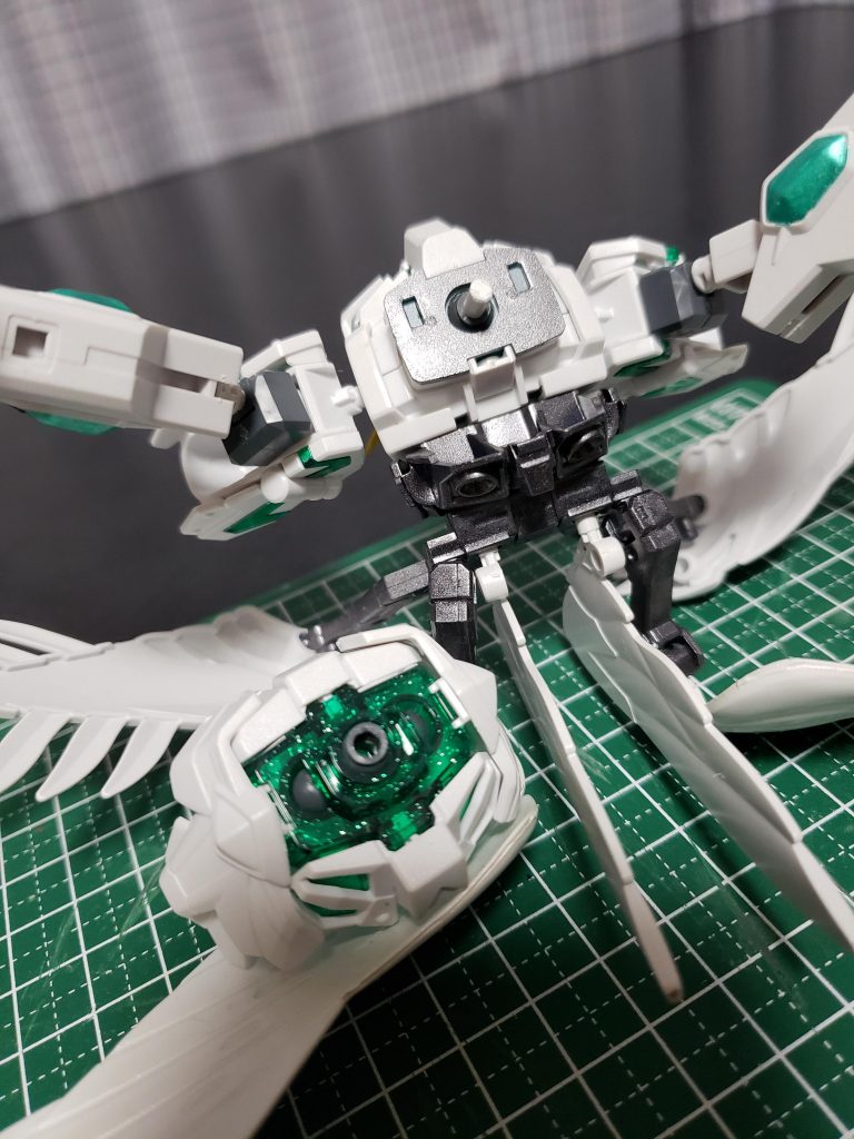 SDとBBのユニコーン同士は腰の接続部が異なるため、余ったランナーをポリキャップに刺して胸部と接続しています。