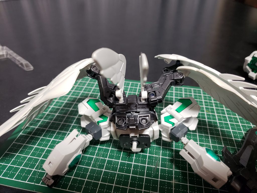 背部の羽はユニコーンのバックパックにEXスタンダードのバックパックをそのまま張り付け、突起部分にHGの羽を基部から差し込んでます。