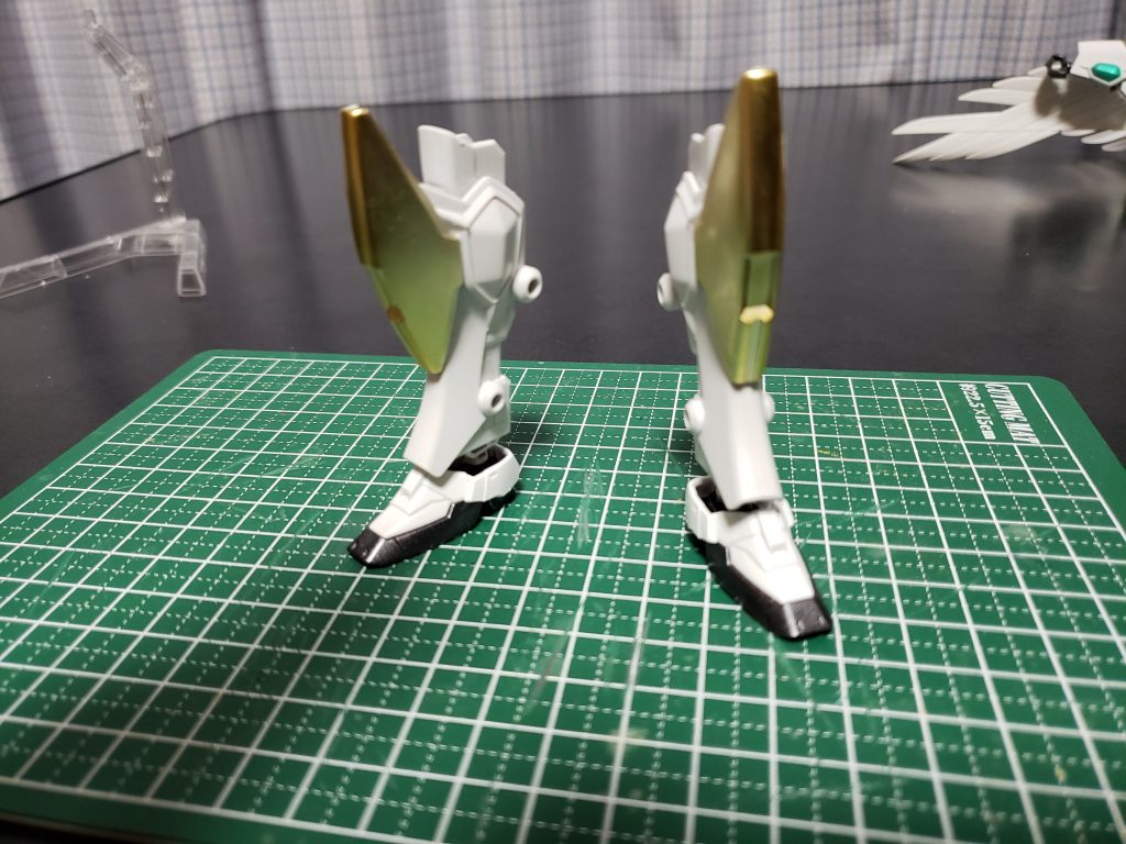 足はスターウイニングにEXスタンダードのゼロカスのを使い、膝にはひと昔前のHGV2アサルトのパーツを使ってます。