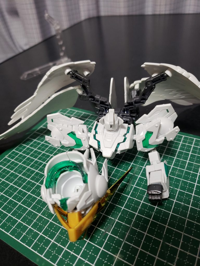 SDの頭部は中身をくり貫いており、リアルの頭を後ろ向きにして上から被せるようにしてます。