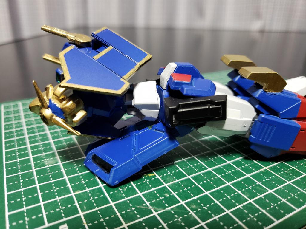 こんな感じで上半身をひねって変形するという単純な仕組みです。ちなみにロコモライザーのサイドの板はプラ板で自作しました。