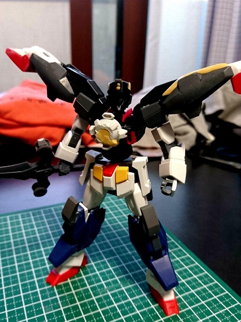 ロコモライザーの変形を再現するのに調度よかったのと頭の形状がそっくりだったのでダークハウンドを素体にしました。下半身はフルグランサを使っています。
この時点で肩は自作しようとしてましたが、イマイチでした。