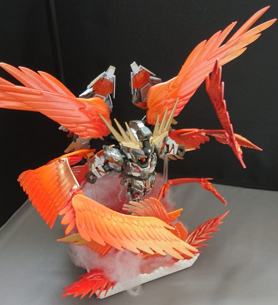 今回は羽やサイコフレームの色にもこだわりをいれており、
ピュアオレンジ→イタリアンレッド→ピュアオレンジ(2回目)→パールイエロー→ゴールド→クリヤーオレンジの順番でスプレーを吹いています!