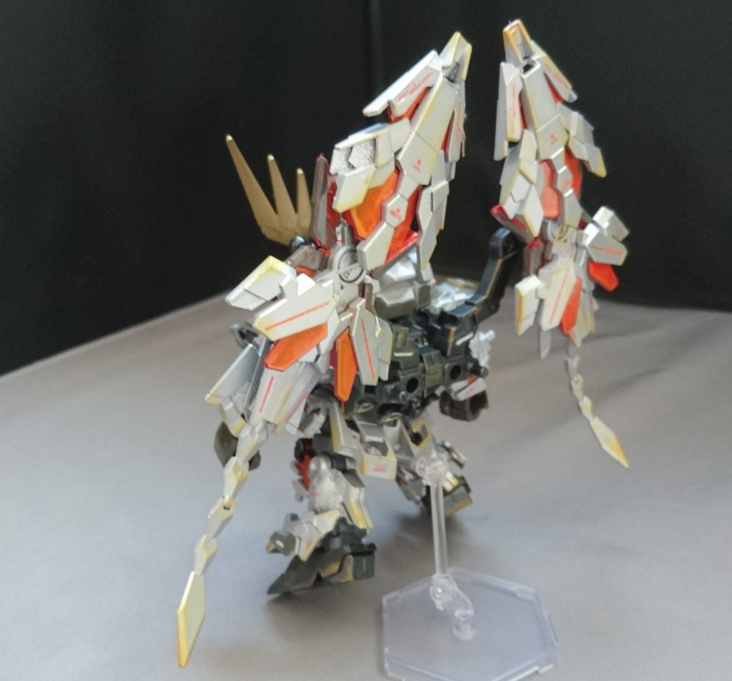 後ろのバックパックはフェネクスの物の上にSDウィングの物を重ねています!
こうすることで...