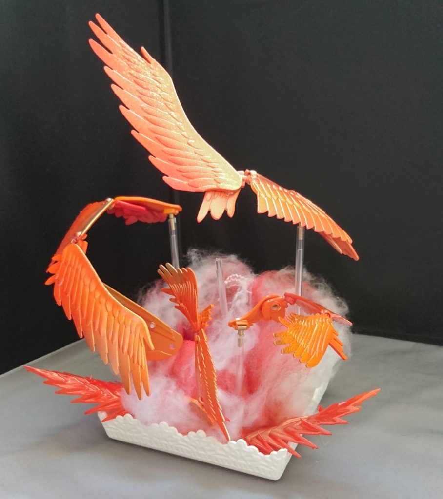 台座には透明な穴空きプラ棒をグルーガンで固定し、その穴にスカイハイウイングスを設定できるようにしています(  ^∀^)