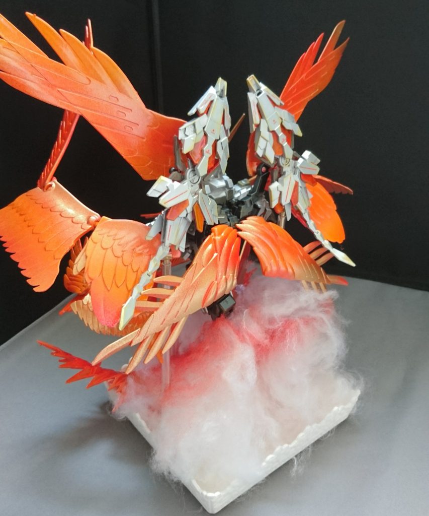 後ろ姿です
煙を再現するために綿を下につめて色塗りをしています!