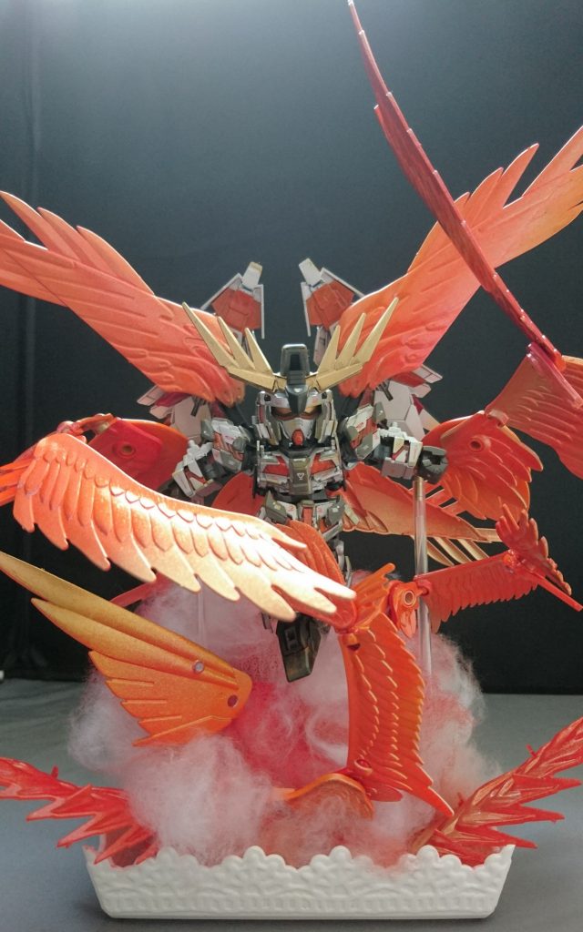 まずは全体の正面です!
今回使用したキットは
SD(CS)フェネクス
SDウィングガンダム(EW)
HGウィングガンダム(EW)
スカイハイウイングスです。