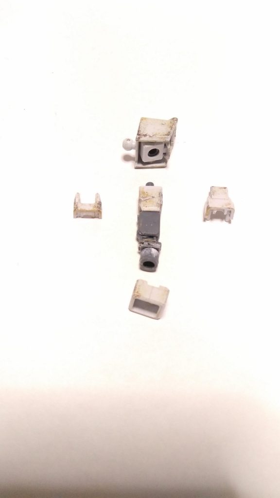 腕部の加工
武装取り付けジョイント部分を丸々切り取って短縮。