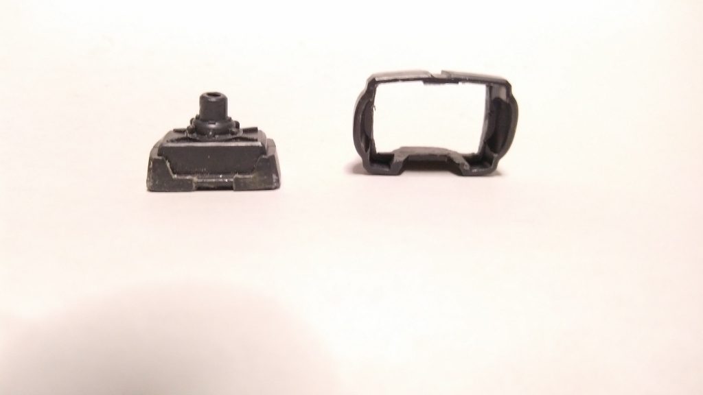 お腹の加工
胸側のパーツは中をくり抜き、腰側のパーツは正面の部分を少し削ってます。