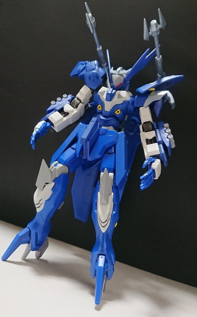 モンテーロ・ドッピオは「モンテーロ・フォース」という機体の改修機。
モンテーロ・フォースの操縦者であった者がビルダーを辞める際同じビルダーだった身内に機体を託した結果、機体を手にした者はモンテーロ・フォースを改修しこのような姿となった。
モンテーロ・ドッピオの操縦者は機体を使えば使う程モンテーロ・フォースの操縦者とは打って変わって戦う相手に敬意をもたず誰であろうが見下すようになり、自惚れていった。