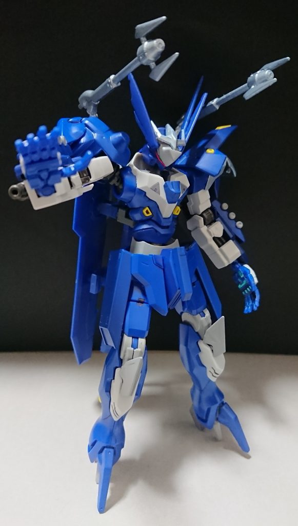 機体名：モンテーロ・ドッピオ

[武装]ドッピオ・バリア、腕部プラズマ砲、腕部追撃ミサイル×６、サブアーム、レッグライフル、となっている。

[総合スペック]1.0～13.0の内。
???～11.0と予想。

ドッピオ・バリアはシールドを1／2に縮小でき、通常の2倍拡大させる事が可能。
ビーム兵器を一時的に吸収して攻撃してきた武器を把握しこちらに引き寄せる事が出来る、磁石に近い。
相手の武器がモンテーロ本体の視界に入っていても攻撃して来なければドッピオ・バリアは敵の武器を検知出来ない為引き寄せる事が出来ない。
敵機が実弾で攻撃した際はただのビームシールドとしてしか活用出来ない。

腕部プラズマ砲は狙った対象(機体)をスタンさせる為の武装で敵機の外装に傷を負わせる事は出来ない、あくまで敵の隙を作る為の武器である。

腕部追撃ミサイルの威力は標準より低い、ミサイルの中には発煙弾等が搭載されてるモノもある。

背部装備されてるサブアームは極細の変わりに射程距離が長いビームを照射する事や細めのビームサーベルを展開する事が出来る。

レッグライフルは標準火力のビームを放てる武装で足の裏に付いてる為地上ではあまり使われない、ビームサーベルを展開する事は出来ない。