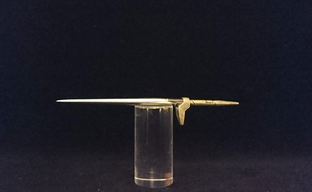 突剣は実体剣で、超高硬度の素材を用いている設定です。