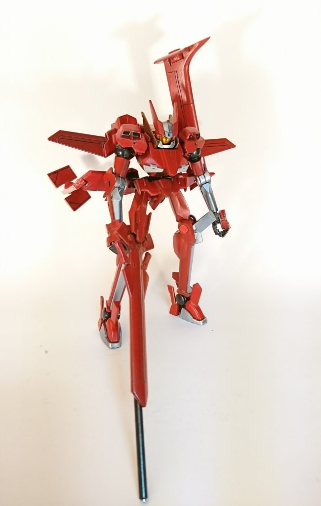 元がフラッグなので、変形できます。
MS形態でも翼を折り畳み、格闘の妨げにならないようにします。