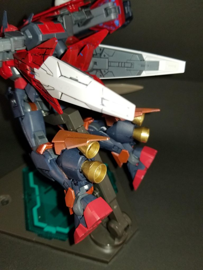 ・改善点2 格上のモデラーたちや他の高機動タイプとの戦闘でより優位に立てるようにする
・改善策 脚部に追加ブースターユニット搭載。膝装甲を00ダイバーエースと同じものにして安定性の向上
脚部に新しくブースターユニットを装備し、膝を00ダイバーエースと同じものに換装した。これにより安定性をある程度維持しつつ今まで以上に高推力を得られるようになった。脚部のような自由度の高い部分に推力ユニットを装備することは、フリーダムダイブシステムのコンセプトに近いものがあったのでシステムのバランスを維持することは容易だった。