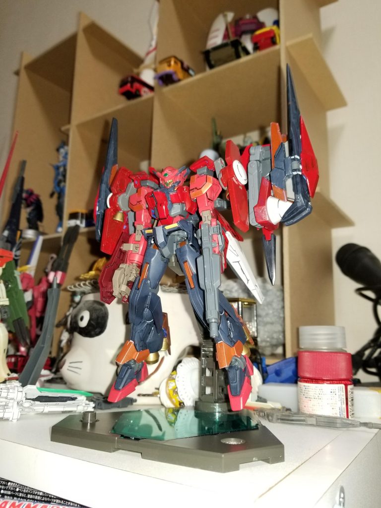 今年の集大成。ダイバーズコンから今まで、ガンプラに取り組み続けた自分の結果。という事で、パソコンデスクから見える所に置いてニマニマしてます。カメラアングルは自分の視点から撮った物なので、ほぼ自分と同じ視点のはずです。
エアブラシ塗装した部分:脛当て、膝アーマー、脚部追加ブースター