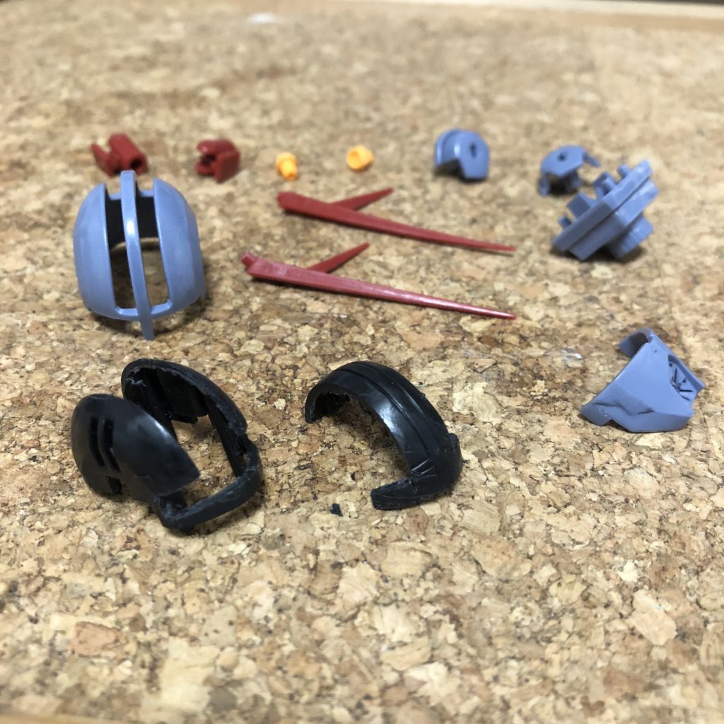 頭部のパーツはタガネでカット