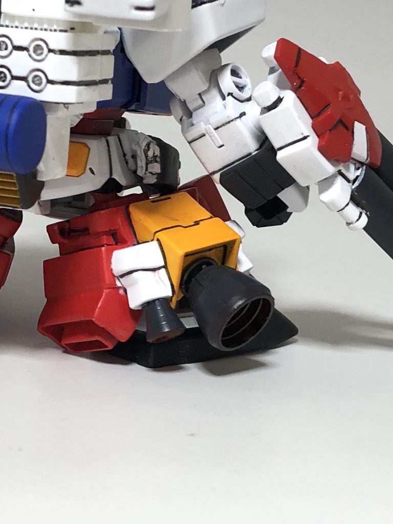 足の芯はCSフレームです。それにパーガンの脛を被せてあります。足首はSDCSガンダムのを使用してます。
横の追加アーマーはビルダーズパーツです。