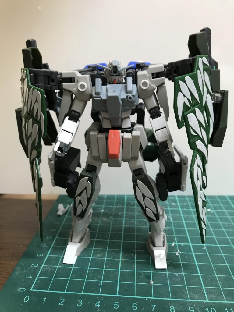 ## 製作秘話
オラザクの1ヶ月前。投稿しようか悩んでいた時、ガンプラの師匠から「好きな機体を残り時間で出来るだけの事をして、オラザクに出しなさい！」と言われた事をきっかけに、好きなケルディムをベースに製作を開始٩( 'ω' )و
馬の様な脚だけはどうしても気に食わなかったので、00の胸パーツやスクラッチで求める形状に改修。
GNフェザーシールドはプラ板を貼り重ねる事で翼や羽らしさを表現しています( ´艸｀)
かなり大変な作業でしたが、2層にする事でとても良くなったと思います(o^^o)
分離した支援機はマクロスのガウォークを参考に、MSチックなシルエットになるようにしました。
カラーリングはヒイロの好きな緑、赤、金、銀、黒、白で塗り分け(^▽^)o
意図していませんでしたが、クリスマスカラーになって丁度クリスマスに縁のある作品に仕上がって良かったと思っています(๑• ̀ω•́๑)✧
（魅せる色に関してはこれから勉強せねばなりませんが…）