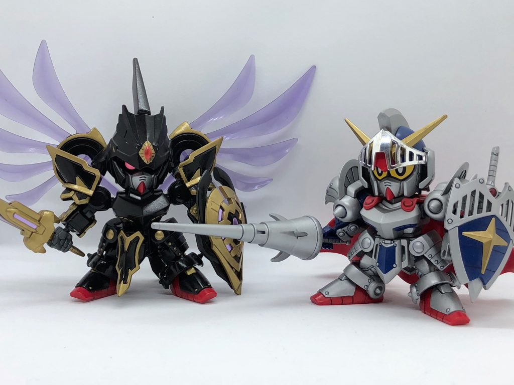 元になったLGBB騎士ガンダムと。相反する存在というイメージで作ったのでルシファーガンダムの目はモノアイに、色も本来のLBXルシファーは白地に金なんですが、黒地に金に変更してます。