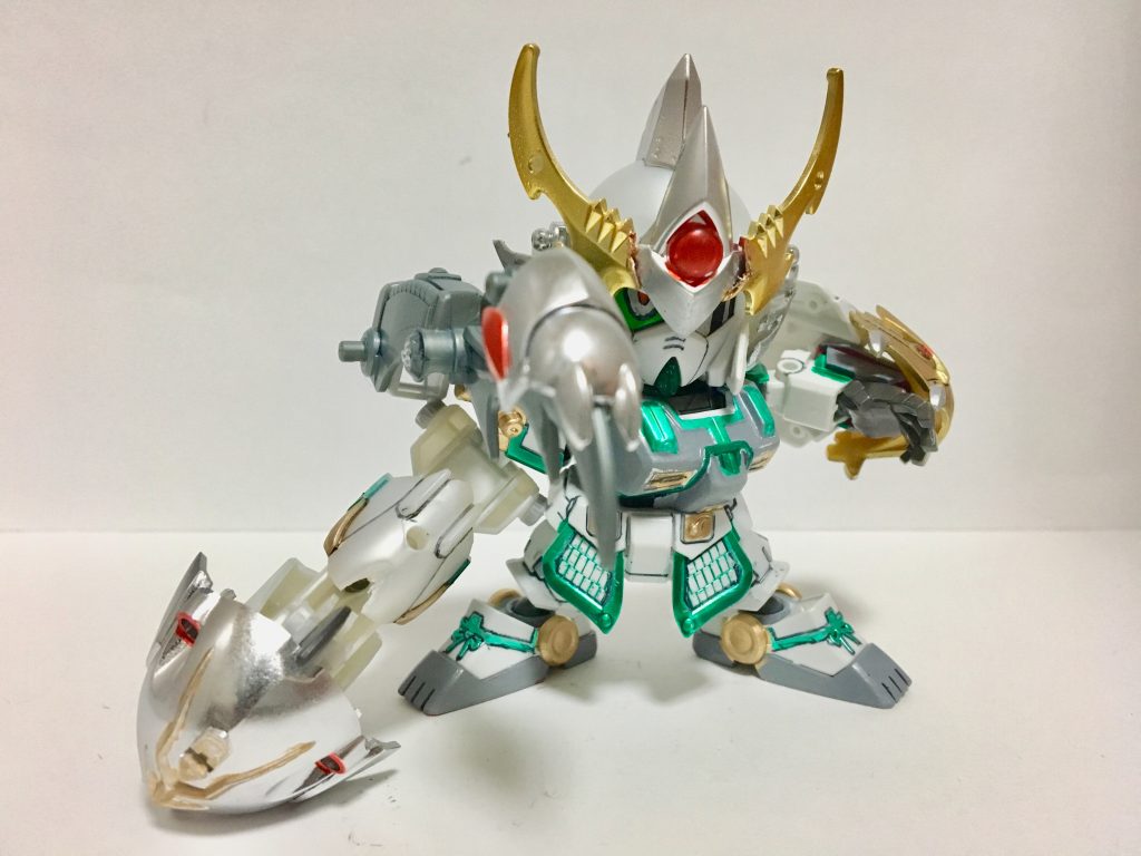 肩武装「ショルダーサイス」
上下にしか攻撃出来ないが、遠心力を乗せた引裂き、振り上げは強力。