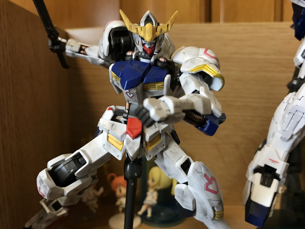 汚しの他に、カッターなどで戦闘で受けた傷を付けました。