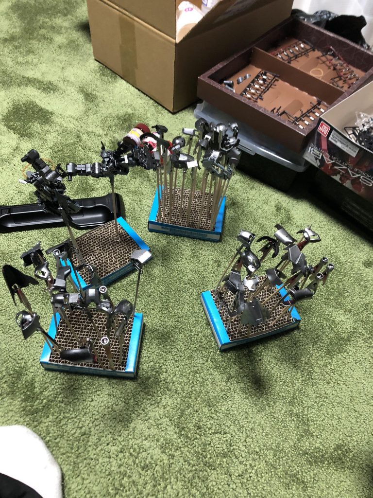 ランナー状態で黒の下地を、その後切り出してからシルバー下地を吹きました。

あえて粒子を粗めに残すことでその後のクリアーがギラギラするように工夫してみました。