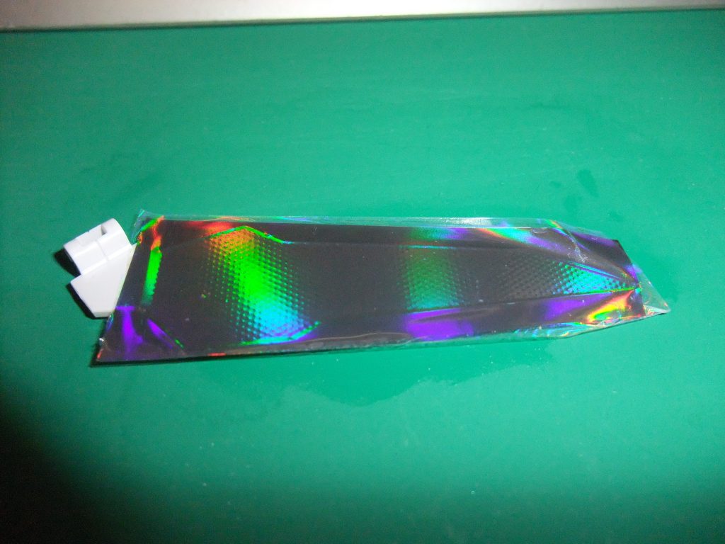 ミラー&ホログラムフィニッシュ
ホログラムが貼りづらさMAXですね
接着剤のついたラップ貼ろうとしてるみたいでした