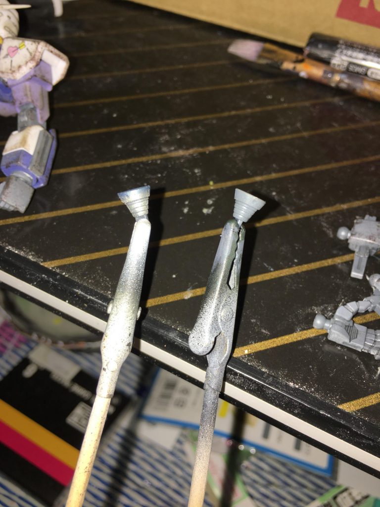 バーニアは全体にウェザリングマスターシルバーをポンポンした後バーニア内部と縁を青焼けでポンポンしました
左がポンポンした後です
プラスチック感が若干薄れました
その後全体にもう一度トップコートして完成です^ ^