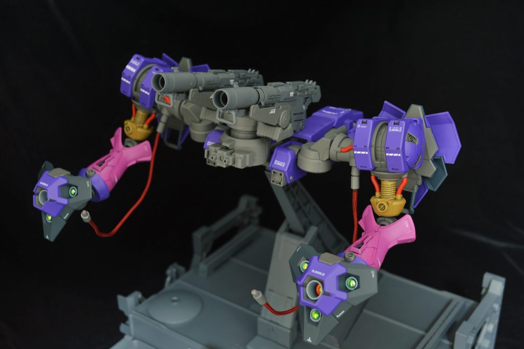 大型ウェポンユニットには4基のインコムシールド、サイコジャマー、ウェポンベイ(バズーカ)が備えられている