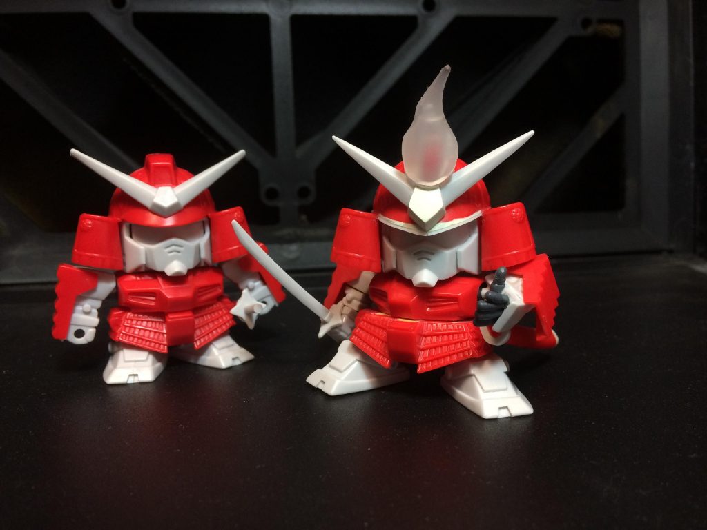 元のキットとの比較。
基本的な外見の変更点はアンテナ中央のホームベースをパテで大きくしたのと、目庇の延長、指の移植くらい。
こうして見ると、元々よくできたキットだと思いました。