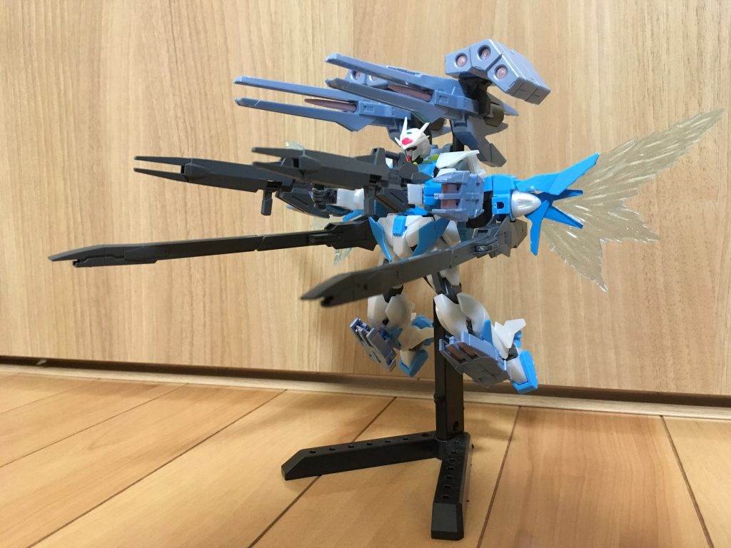 ガンダムダブルオーカーレッジ
遠距離攻撃だけに長けさせた2号機 拠点制圧や拠点防衛に適しており、フルバーストによる殲滅力はフリーダムガンダムを凌駕する フルバースト時は光の翼を広げる
背面のキャノンは実弾頭発射後、GN粒子を光と熱エネルギーに変換した特殊弾頭を撃てるようになる
またキャノン側面のミサイルランチャーは8つの小型ミサイルが内蔵された分散型ミサイルを3発ずつ装備 発射後はその場で切り離す
両腕、両脚のミサイルラックは使用後、着弾を避けるダミーとして使う
本機はオリジナルトランザム「ナーヴトランザム」を使う 発動中は光の翼を展開する
武装:GNヘッドバルカン×2
GNビームライフル×2
GNレールガン(GNキャノン)×2
GNミサイルランチャー×2
GNミサイルラック×4
GNロングランチャー×2
搭載システム:ナーヴトランザム