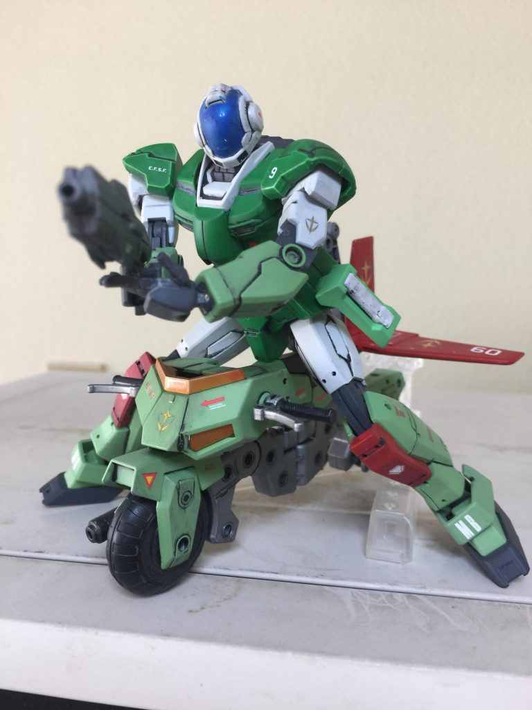 アーマードスーツを着て モスピーダに
乗り 強化ビームライフルを 最大出力で
撃つ瞬間の正面左斜めの
アピールショットです。