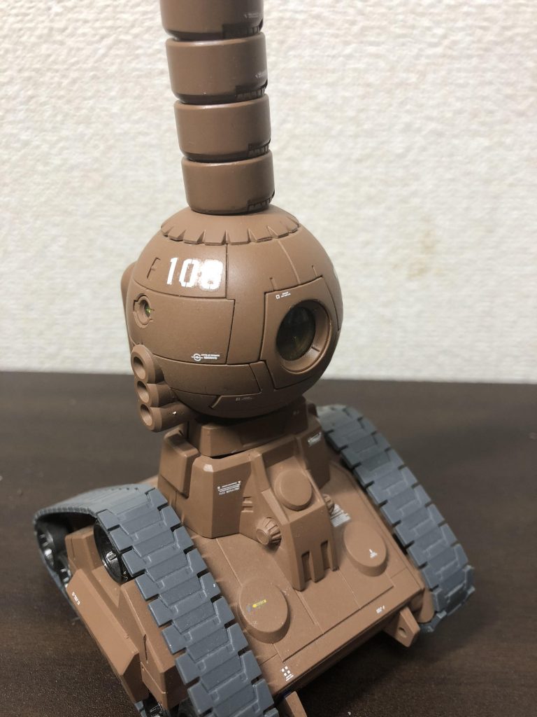 本家同様の中身丸見えコックピット。アームが無い分より貧弱に見える。