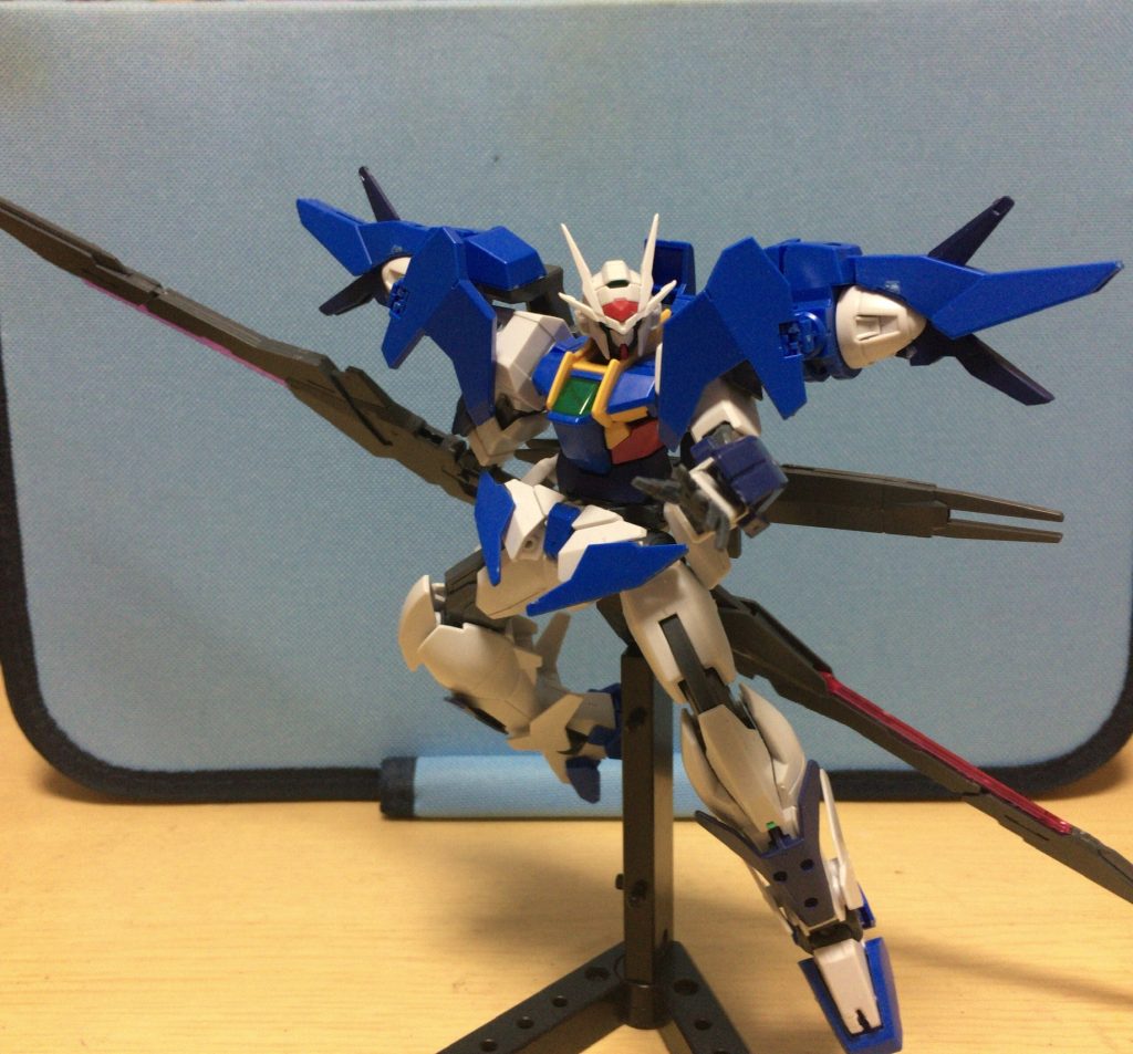 ガンダムダブルオーイグナイティア
試作機のスペックをほぼ受け継いだ1号機 試作機は施設スタッフでも扱えたが本機はこれを与えるために作られたモルモットでないと扱えなかった プロトGNバスターソードは実用化され、GNエクスカリバーとなった これは連結することで多数の敵を薙ぎ払える他、槍投げの容量で投擲することも可能としている
また両脛部にヤタノカガミの技術を応用したGNリフレクターを装備している これはビーム攻撃を跳ね返す(蹴り返す)ことを可能としている
本機はオリジナルトランザム「クラッドトランザム」を使う 発動中は光の翼を展開する
武装:GNヘッドバルカン×2
GNビームライフル×1
GNビームサーベル×2
GNエクスカリバー×2
GNナックルバースト×2
足部GNビームサーベル×2
搭載システム:クラッドトランザム