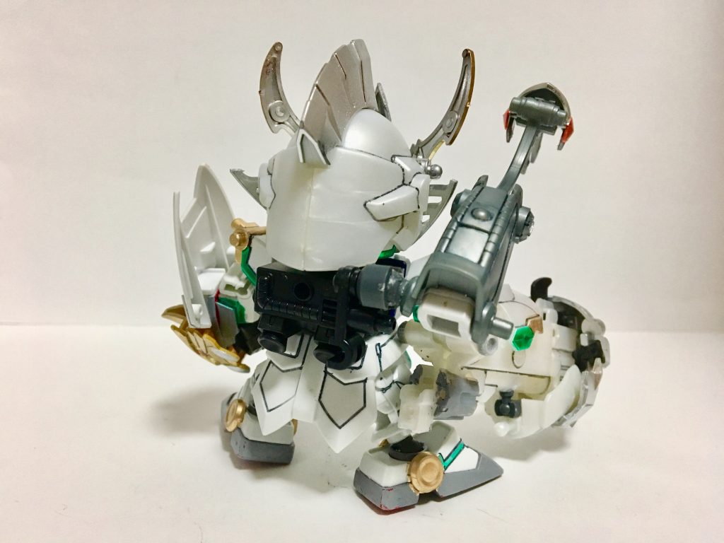 リア。肩武装の接続にはLG武者の薙刀ホルダーをランドセルに接着、そこにボールデンを使いました。