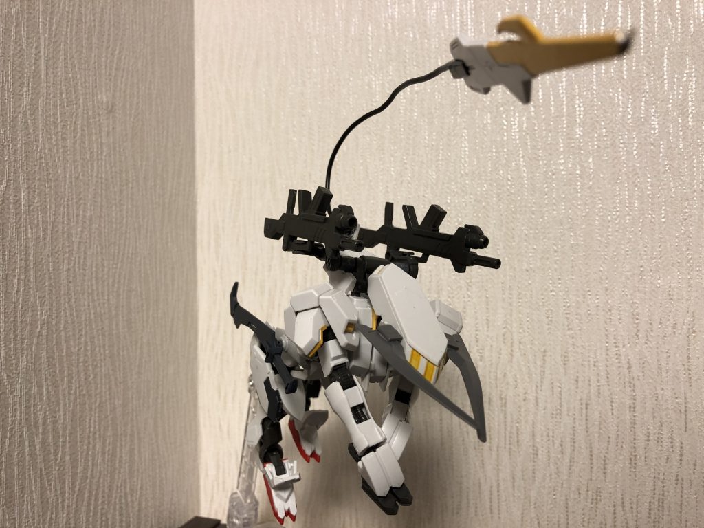 変形モード。方法はフラウロスと同じですが腕のシールドが前脚の日付になりこのまま移動する事が可能になり、テイルブレードとアサルトライフルと頭部?の横に付けたブレードで攻撃します