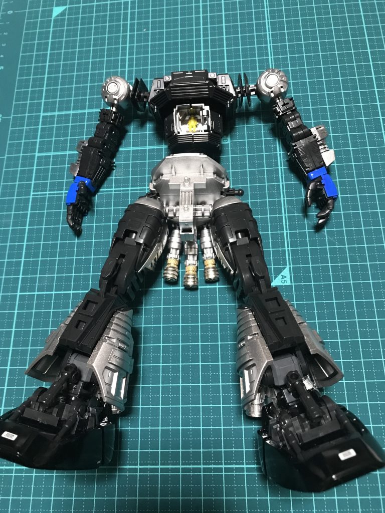 フレームを組んだ状態です。ABS主体の素材メインなので、そこは無理にプライマーとかせずに、PS部分を塗装しています。