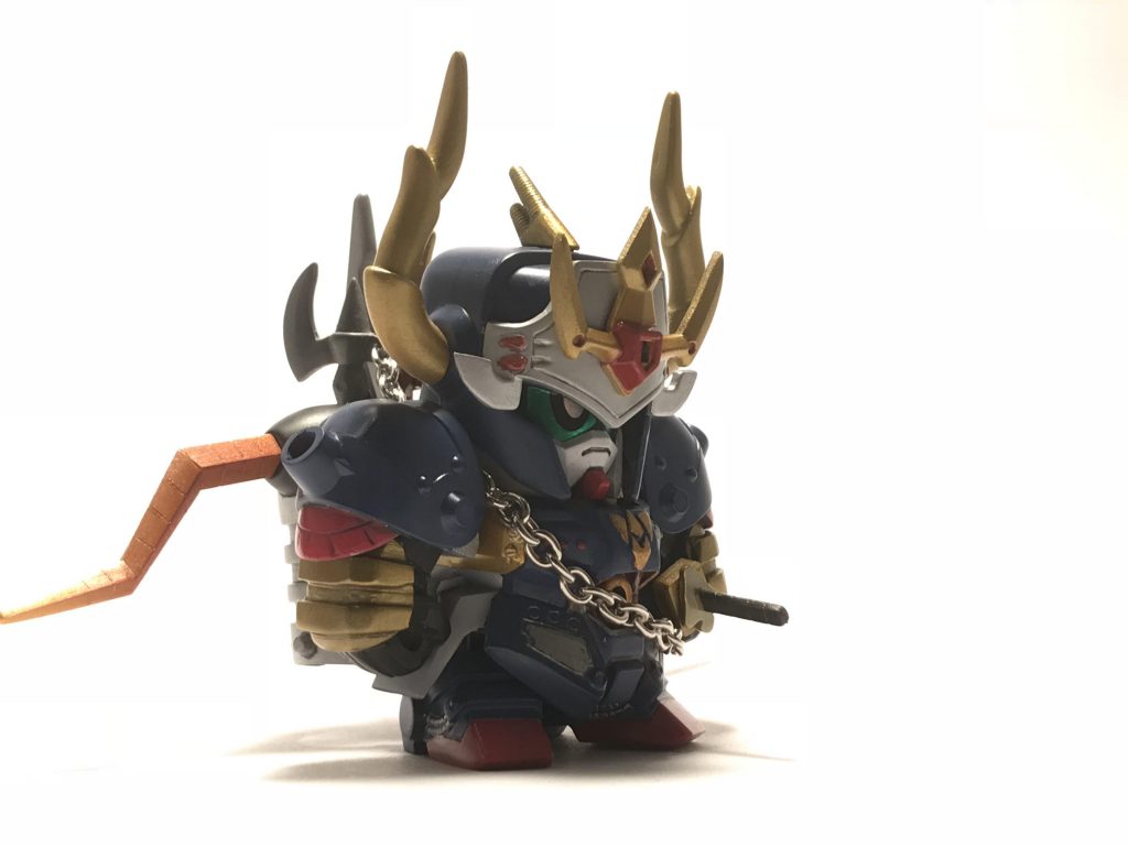 この窮屈そうな立ち姿がカワイイ。