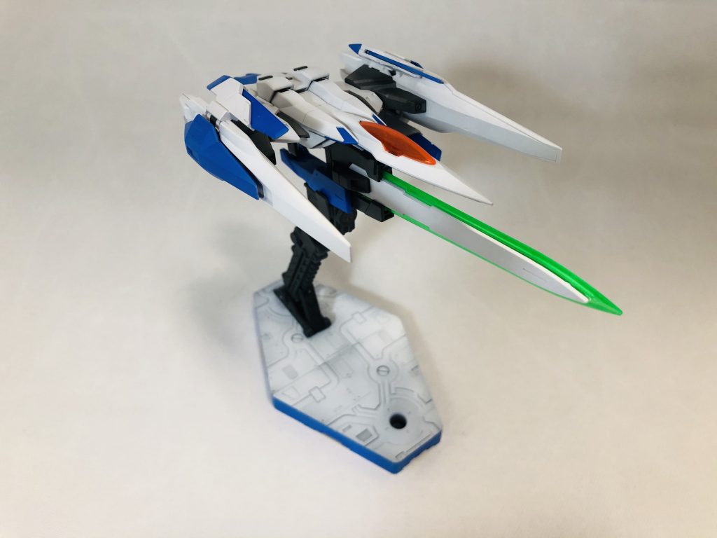 オーライザー
GNソードⅢが装着できるよう、キットの裏にネオジムを接着。アクションベースもこの状態のオーライザーを固定できるように改修しています。
ここからは何枚かアクションポーズを。