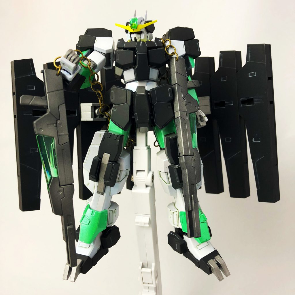 ライフルとバックパックをチェーンで繋ぎ、より重くアナログな仕様感に。