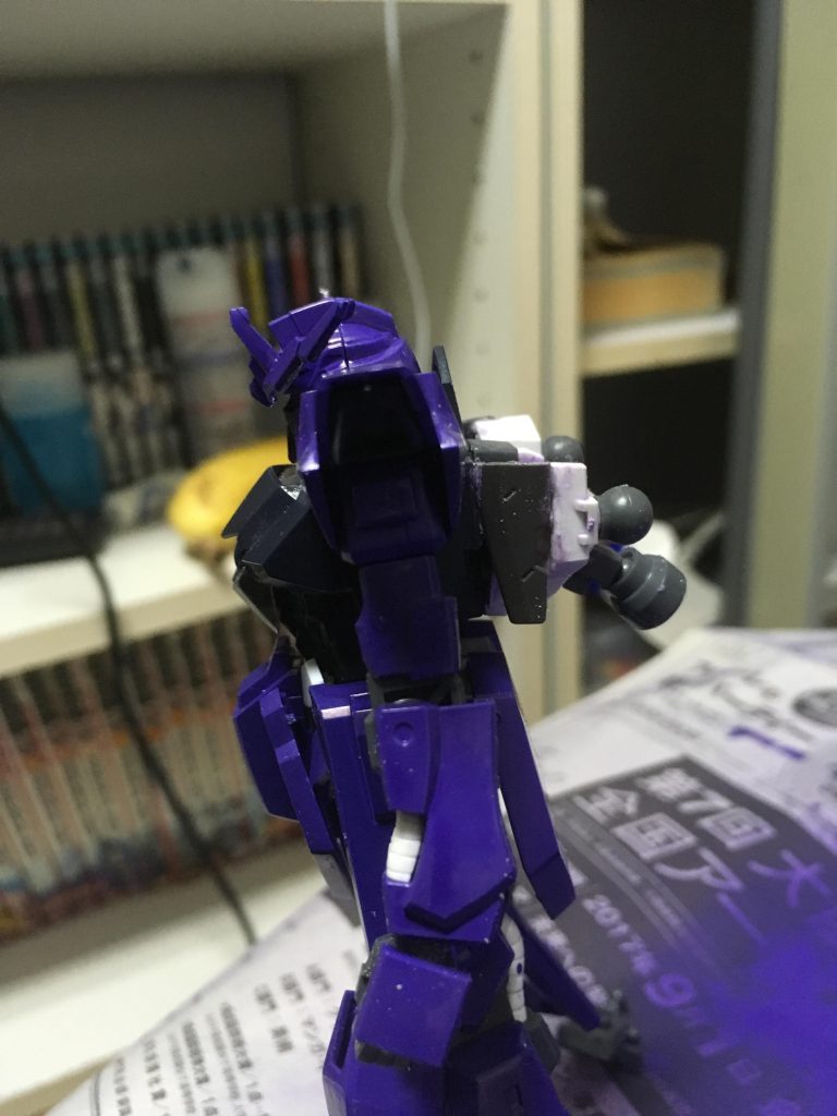 アンテナ、背中の隙間埋めにガンダムヴィダールのパーツ使用してます。背中の削ってあわせるのが苦労しました。