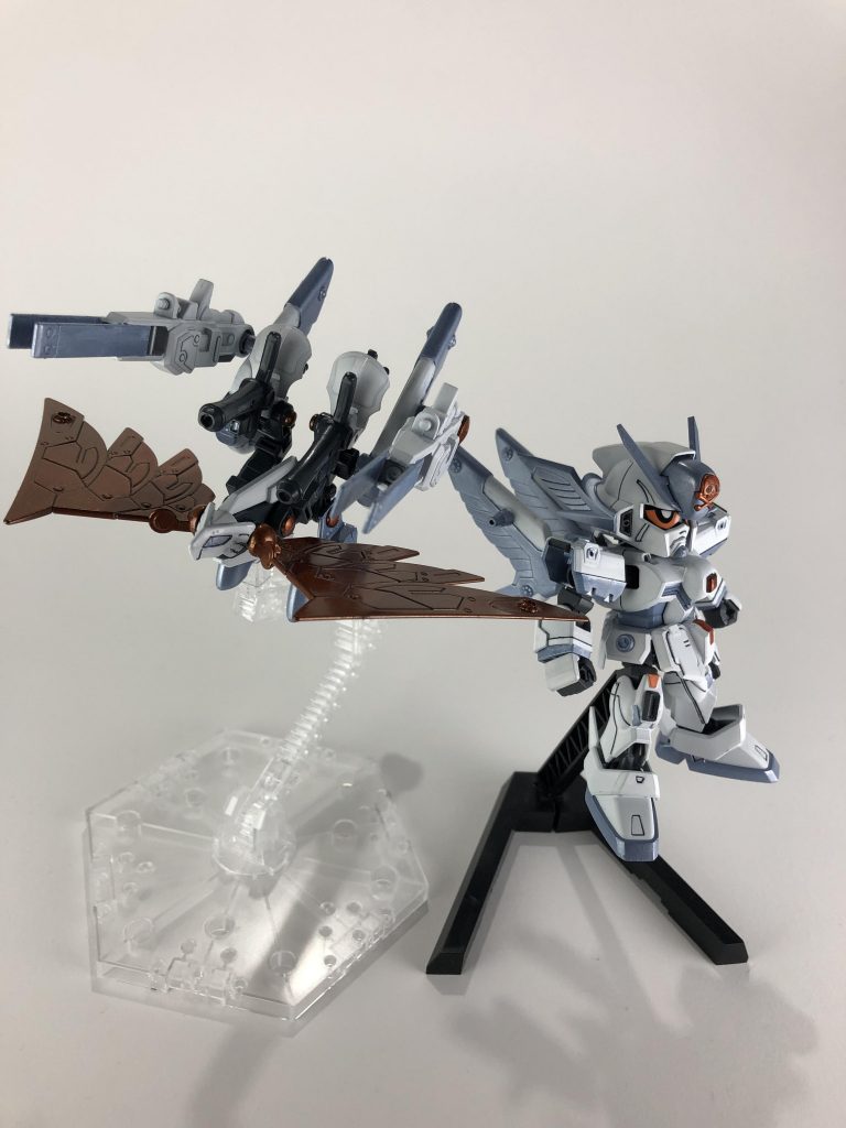 分離・鳥型サポートマシン「アクイラ」。光の翼一対と腰のバーニア、エネルギータンクを合体させることにより、翼状のビームを出力します。翼は敵機を切りつけることも可能です。アクイラはラテン語で鷲の意味です。