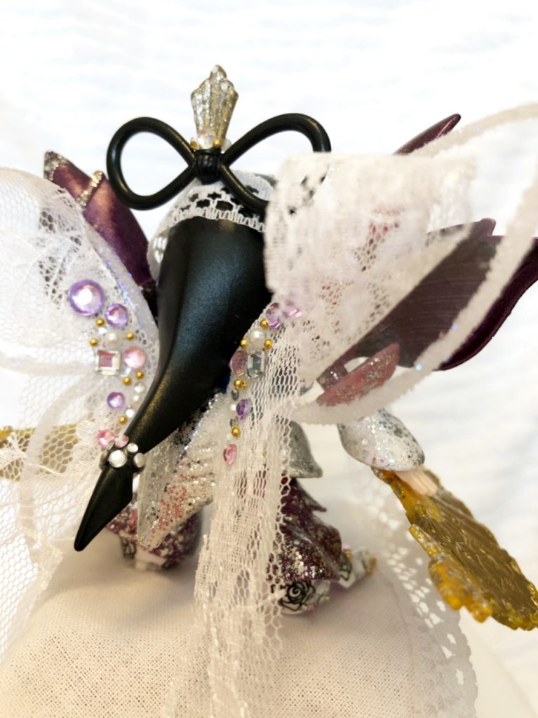 背中には妖精や蝶をイメージした羽を装着！これはTwitter内での企画、誕生石プチッガイに参加した際に、プラ板から作り出した手法です✨
妖精のような透き通る羽に大好きなたっぷりのレースを使って、鮮やかに見えるようラインストーンを付けました♪

単純にただのゴージャスな感じになるのは嫌だったので、華麗で気品が感じられるよう配置も考えました♪