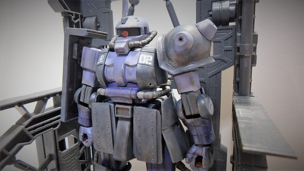 まじめに機体解説。
ザクIIFSを元に、腰回りを改修。腰が動くようになりました。
色は「ザクカラーのグフが合うなら、ズゴックカラーのザクもいけるんじゃね？」とズゴックを参考。