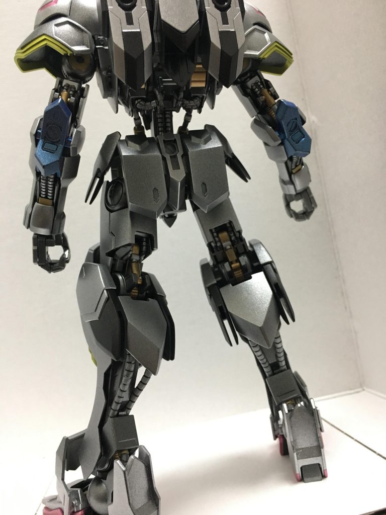 後ろから。いい機体は後ろ姿がカッコいいですね。パイプの部分はシルバーで塗装し、関節部分は金で塗装しました。