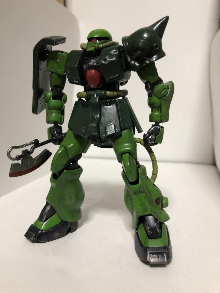 また一気に飛んで完成した状態です。
サフ画像とウェザリング前の画像を撮るのを忘れてました。申し訳ないです。
スパイクアーマーの形はサフ後に真ん中のとげをパテで覆うように盛りました。
足の横のスラスターもパテでくっつけました。