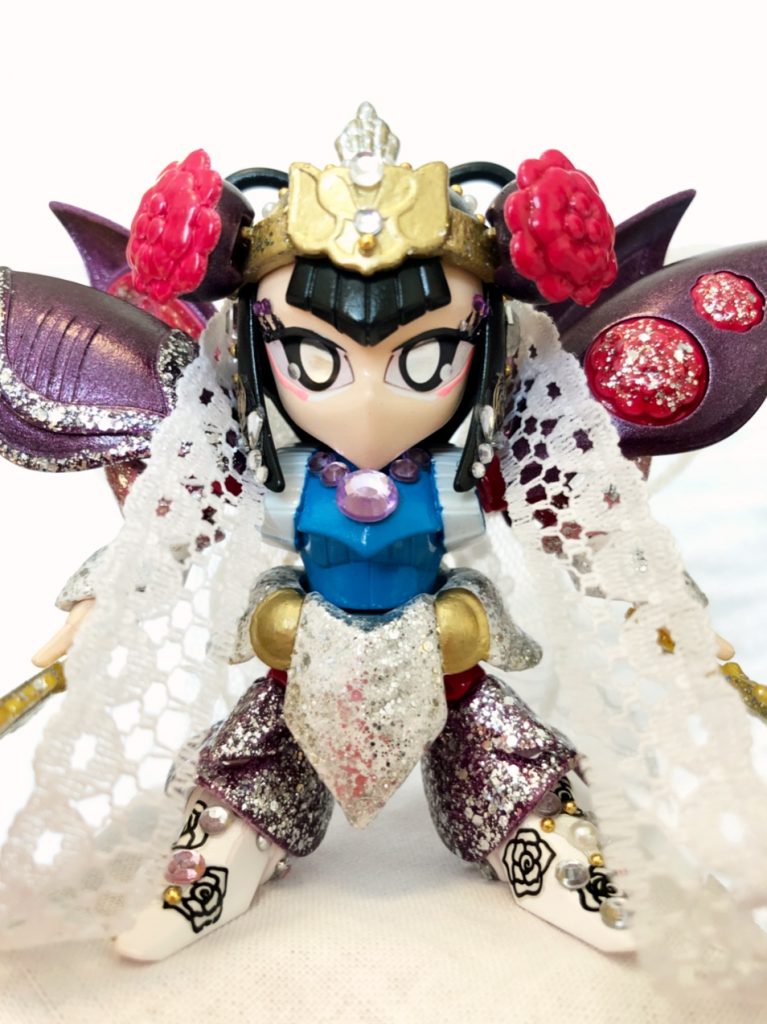 今回のメインテーマは『蝶鮮キュベ麗』の名のもと、蝶のように鮮やかで麗しい作品♡

肌は色白の可愛らしい色味にし、アイメイクではまつ毛を伸ばしラインストーンをつけ、目の下にもポイントメイクを施しました✨衣装は豪華に、且つメイクは濃くならないように注意♪

※光の加減で後ろの羽が見えていません。あと腰周りにスマホケースのピンクがうつっていますが、本来はシルバーです🙏w