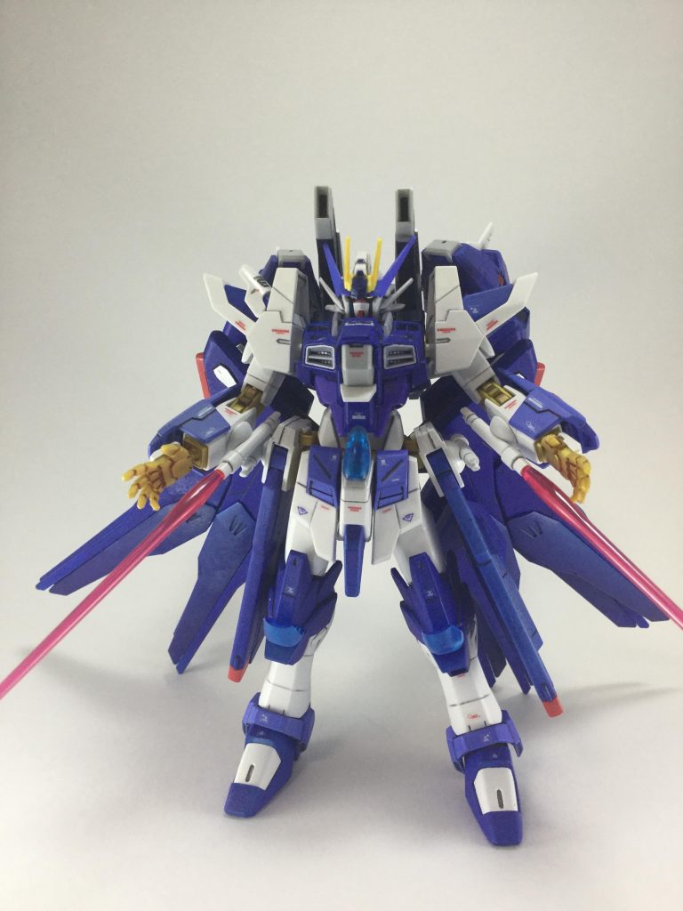 両腕にビームサーベルをマウント。接近戦でも両手がふさがれない、アメイジングレッドウォーリアをモチーフにした装備です。